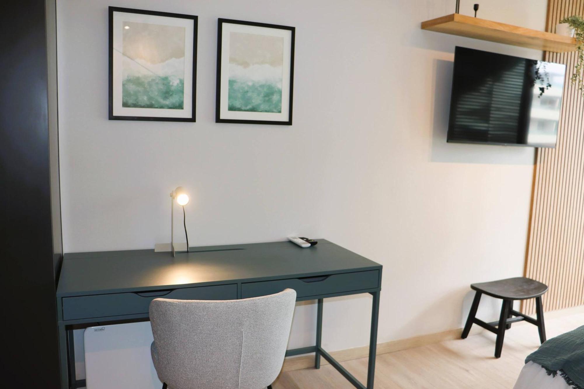 Hom I Inmejorable Y Luminoso Estudio En Condes Santiago